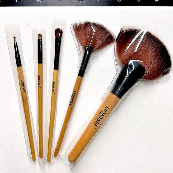 🖤NEW💕Lionesse Makeup brush set Total 5ea with a case